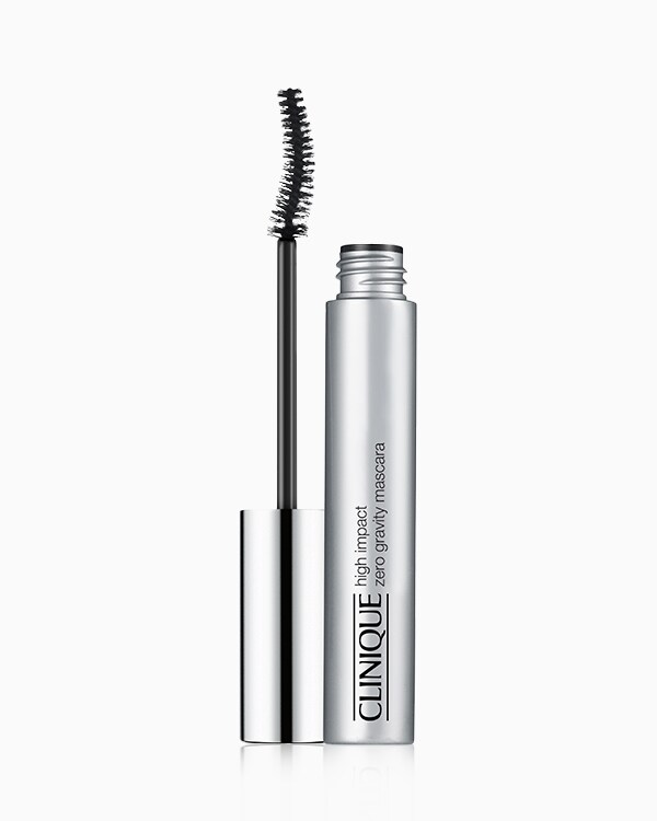 High Impact™ Zero Gravity Mascara, Réhausse et recourbe instantanément les cils - 89 % des personnes interrogées affirment que les cils ont immédiatement l&#039;air rehaussés* - et les maintient rehaussés pendant 24 heures. Aucun recourbeur n&#039;est nécessaire. Mascara anti-transferts qui s&#039;enlève facilement à l&#039;eau tiède. Testé sous contrôle ophtalmologique.