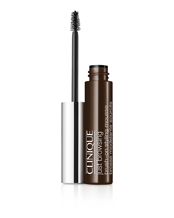 Just Browsing Brush-On Styling Mousse, Cette mousse à sourcils teintée longue tenue de 16 heures, apprivoise et sculpte même les sourcils les plus clairsemés.